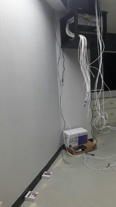 เดินสาย LAN เชื่อมต่อระบบ Network กับกล้องวงจรปิด Charn Issara Tower 1